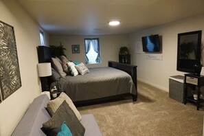 Een bureau, een strijkplank/strijkijzer, reisbedje, gratis wifi