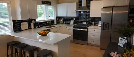 Een koelkast, een microgolfoven, een oven, een kookplaat