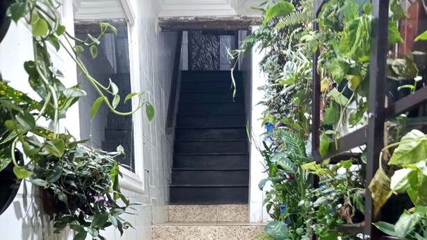 A narrow staircase with a tiled floor leading to a dark landing area. - CASADALUCIA  POUSADA (Salvador)