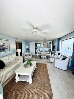 Smart-TV, DVD-spiller, bøker og filmbibliotek