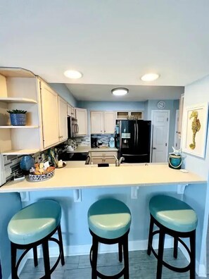 Jääkaappi, mikroaaltouuni, uuni, liesi