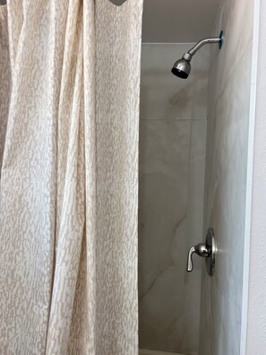 Håndklær, såpe, sjampo og toalettpapir