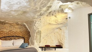 2 bedrooms, in-room safe, desk, iron/ironing board - The Cave House (Iraklio)