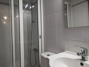 Secador de cabelo, toalhas de banho, sabonete, papel higiênico