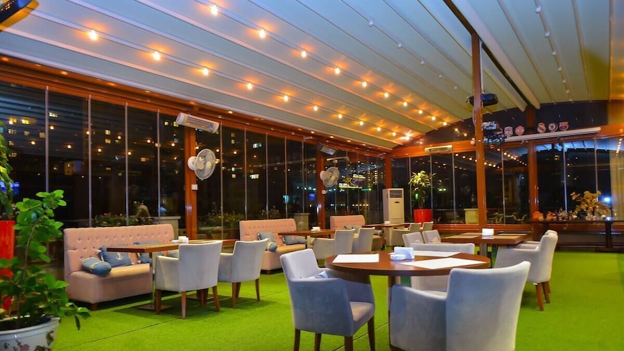 Lake Palace Hotel & Restaurant