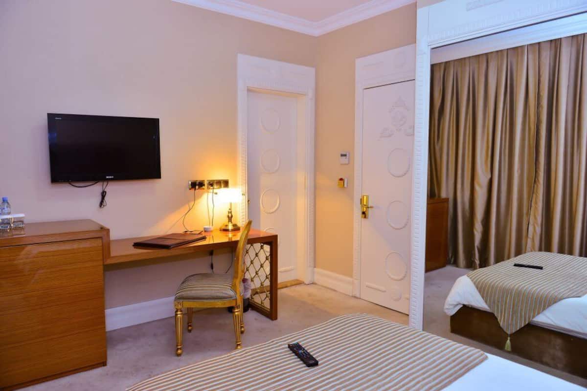 Habitación individual Confort | Ropa de cama hipoalergénica, minibar, caja fuerte y escritorio
