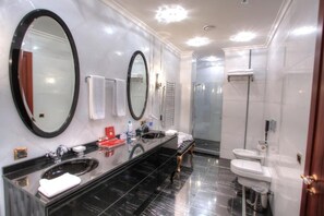 Free toiletries, hair dryer, slippers, towels - Lake Palace Hotel & Restaurant (Baku)