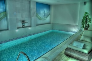 สระว่ายน้ำกลา  งแจ้ง