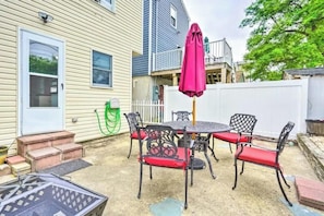 Outdoor dining - NEW! Family-Friendly Keansburg Home: Walk to Beach (Keansburg)