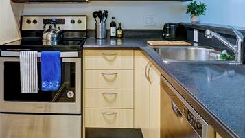 Comfort Apartment, 1 Queen Bed with Sofa bed, Kitchen | Private kitchen