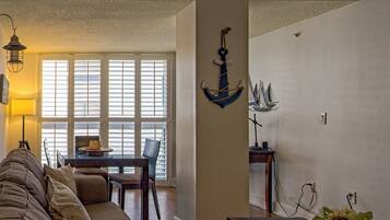 Comfort Apartment, 1 Queen Bed with Sofa bed, Kitchen | Living area