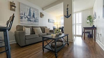 Comfort Apartment, 1 Queen Bed with Sofa bed, Kitchen | Living area