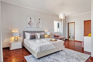 3 habitaciones, tabla de planchar con plancha y cuna de viaje 