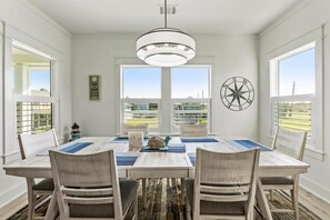 Dining - June Bug w/  hot tub! (Galveston)