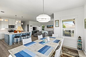 Dining - June Bug w/  hot tub! (Galveston)