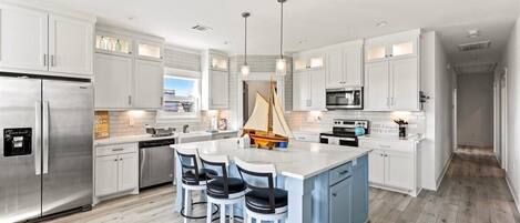 ثلاجة، ميكروويف، فرن، موقد طهي مسطح