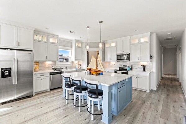 Een koelkast, een magnetron, een oven, een kookplaat