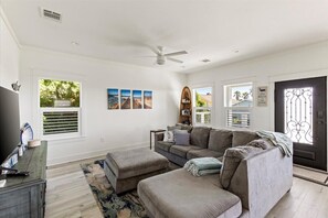 Smart TV - June Bug w/  hot tub! (Galveston)
