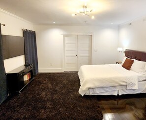 3 bedrooms, desk, iron/ironing board, travel cot