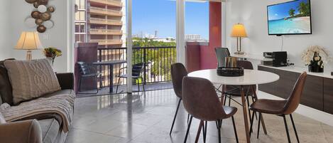 Condo conforto, 1 cama King e sofá-cama, sacada, vista para o oceano | 1 quarto, ferros/tábuas de passar roupa, Wi-Fi de cortesia