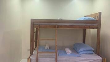 4 slaapkamers, een strijkplank/strijkijzer, wifi, beddengoed