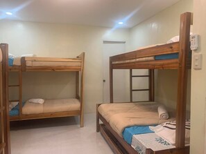 4 bedrooms, iron/ironing board, WiFi, bed sheets