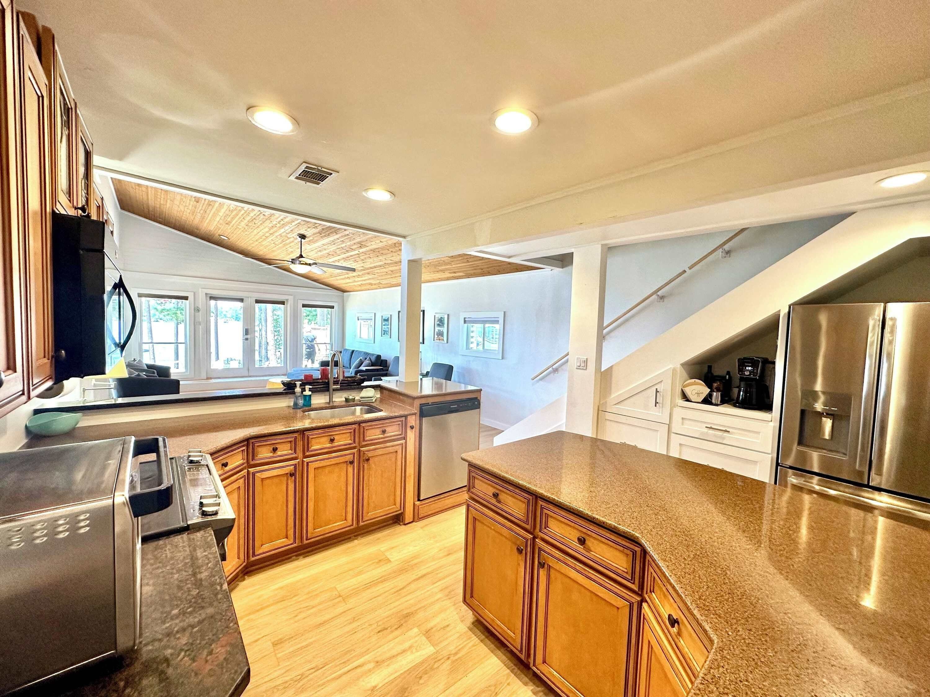 ثلاجة، ميكروويف، فرن، موقد طهي مسطح