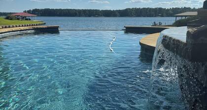 Sleeps 6, Inground Pool, Amazing Views + More!