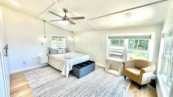 3 bedrooms, desk, WiFi, bed sheets