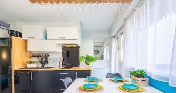 Kühlschrank, Mikrowelle, Ofen, Geschirrspüler