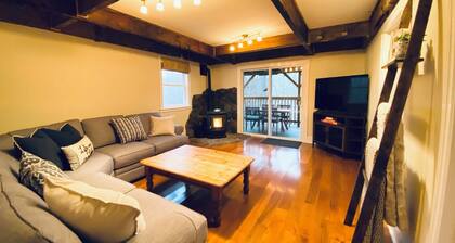 Mountain Retreat Masthope-Ski-Boat-Swim. Walk to ski slopes-pools - Pet Friendly