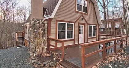 Mountain Retreat Masthope-Ski-Boat-Swim. Walk to ski slopes-pools - Pet Friendly