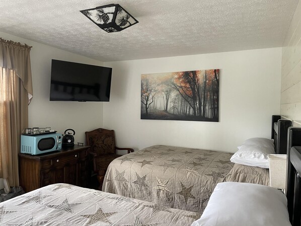 1 bedroom, free WiFi, bed sheets - Room with wi-fi, mini fridge and microwave Red River Gorge area (Clay City)