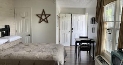 Room with wi-fi, mini fridge and microwave Red River Gorge area