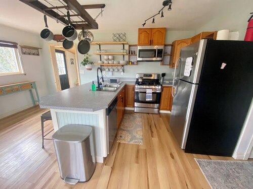 Cozy family- friendly in town house w/ a backyard, garden, BBQ, and a firepit. 