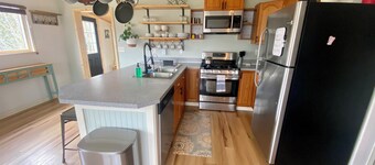 Cozy family- friendly in town house w/ a backyard, garden, BBQ, and a firepit. 