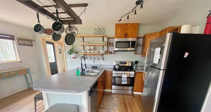 Cozy family- friendly in town house w/ a backyard, garden, BBQ, and a firepit.