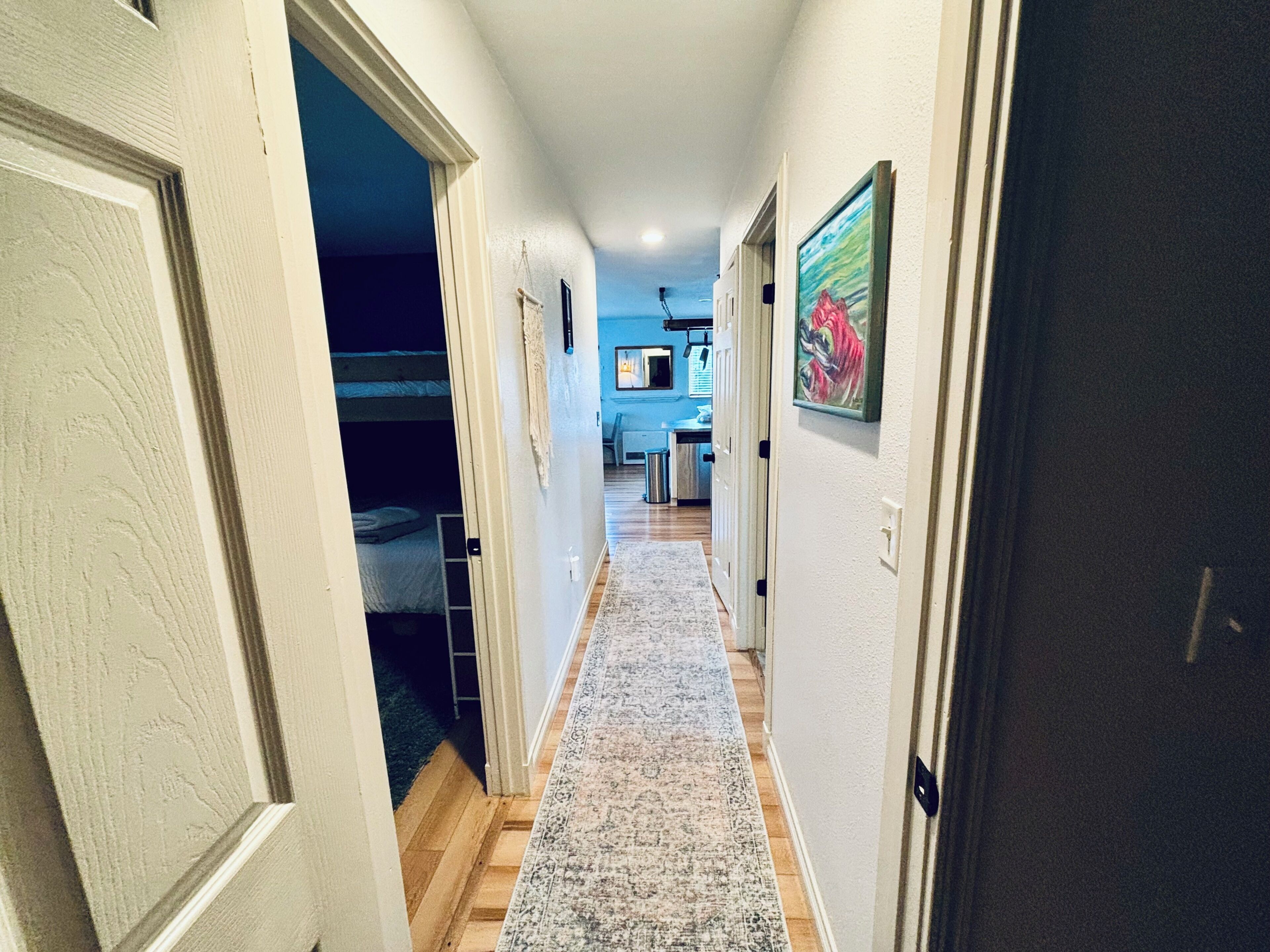 2 habitaciones, tabla de planchar con plancha, cuna de viaje y wifi 