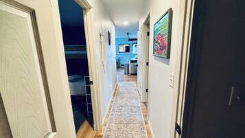 2 habitaciones, tabla de planchar con plancha, cuna de viaje y wifi
