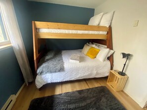 2 soverom, strykejern/-brett, reiseseng for barn og wi-fi