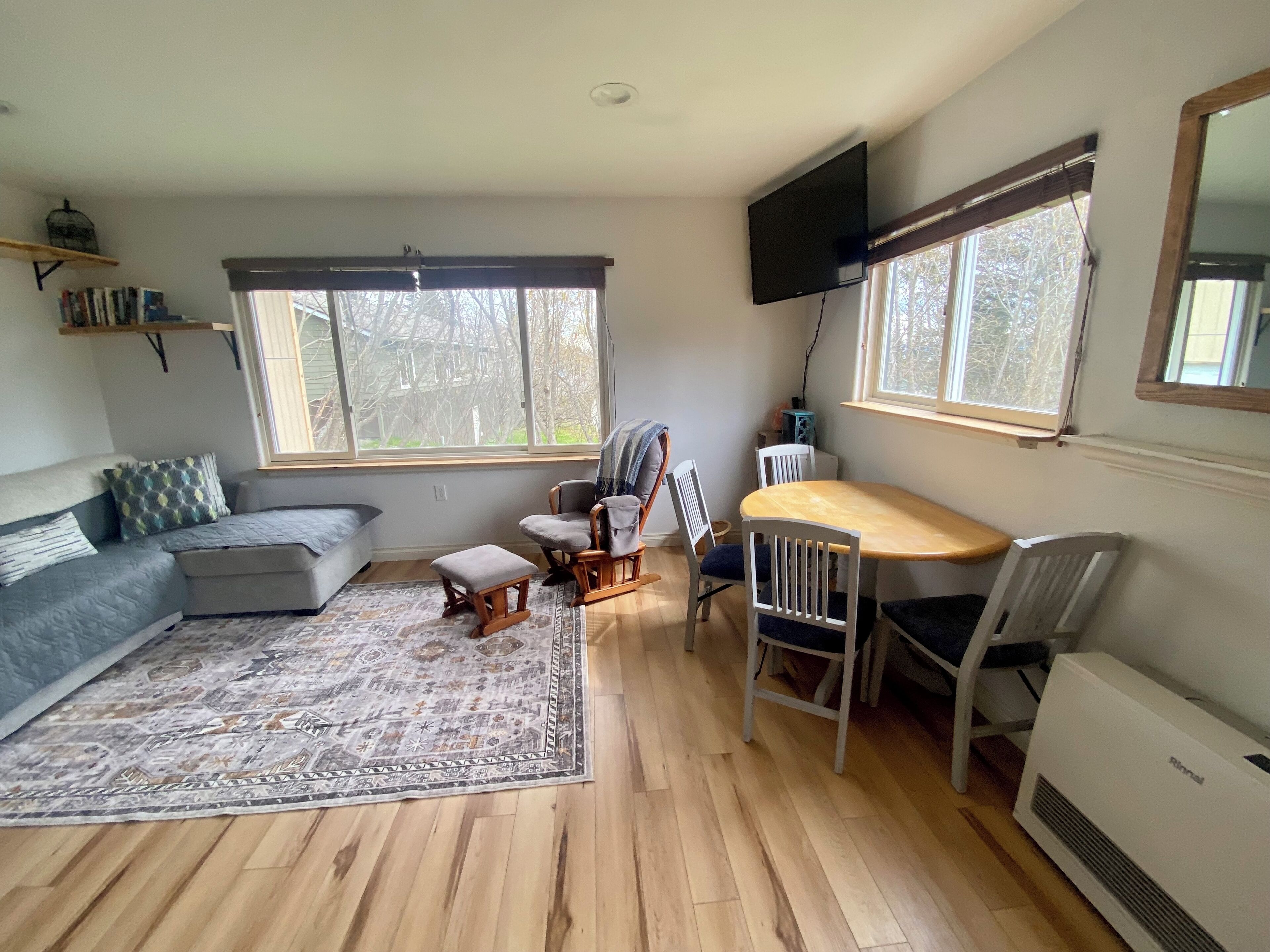 Een smart-tv en boeken