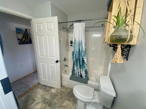 Séchoir à cheveux, serviettes fournies, savon, shampooing