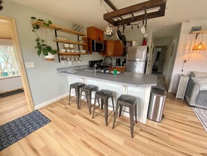 Kylskåp, mikrovågsugn, ugn och spishäll