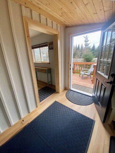 Cozy family- friendly in town house w/ a backyard, garden, BBQ, and a firepit. 