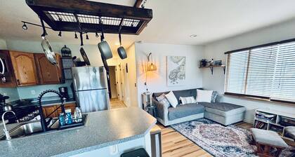 Cozy family- friendly in town house w/ a backyard, garden, BBQ, and a firepit.