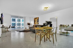 Condo conforto, 1 quarto, cozinha | Área de estar
