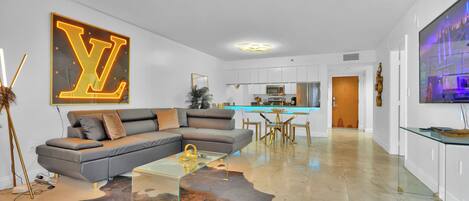 Comfort Condo, 1 Bedroom, Kitchen | Living area