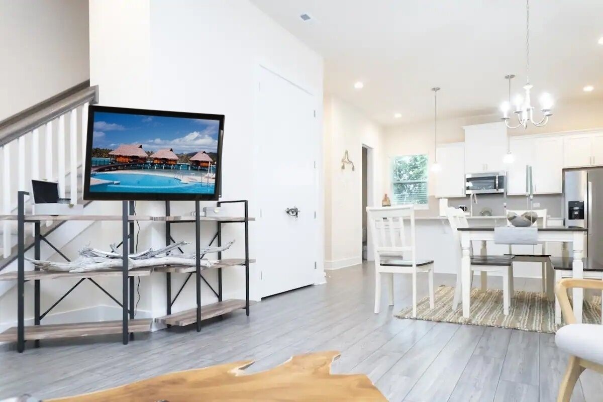 The Sage, Designer 3 BD Home, Private Balcony with a View, Kitchen, AC & Parking