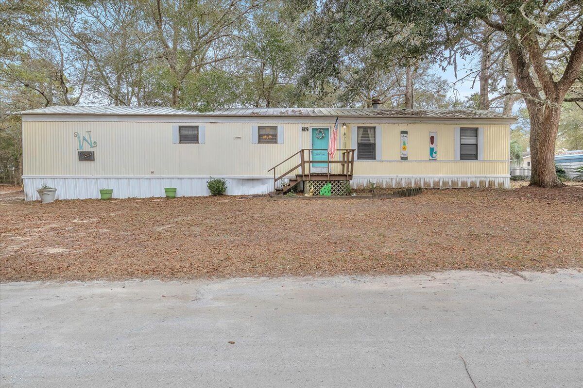Cali's Corner is your peace of paradise within 3 miles of the beach! 