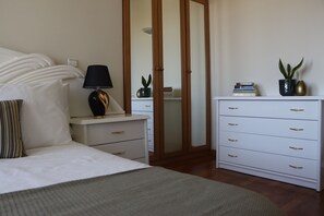 2 bedrooms, iron/ironing board, WiFi, bed sheets - Aconchego is your place of rest 50 meters from the beach on the road to Santiago (Mindelo)
